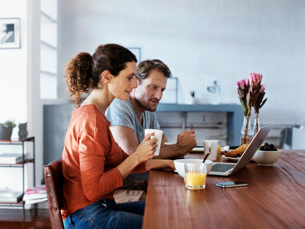 Man and woman laptop L