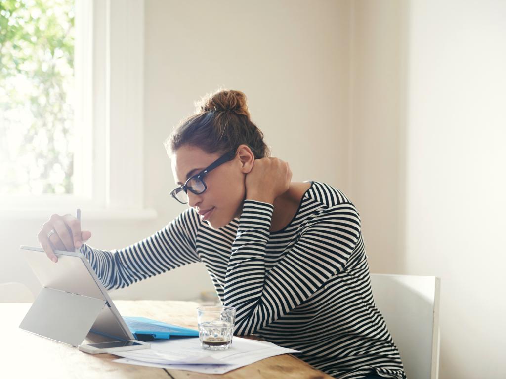 Woman with laptop L