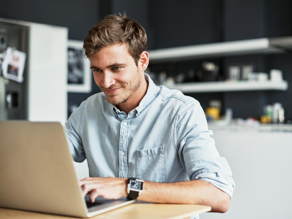 Man smiling laptop L